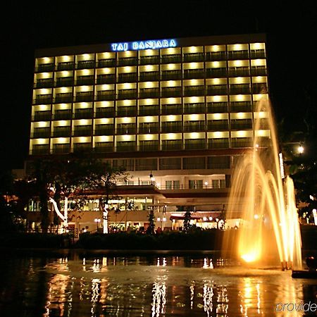 Taj Banjara Hotel Hyderabad Ngoại thất bức ảnh The Manila Hotel at night