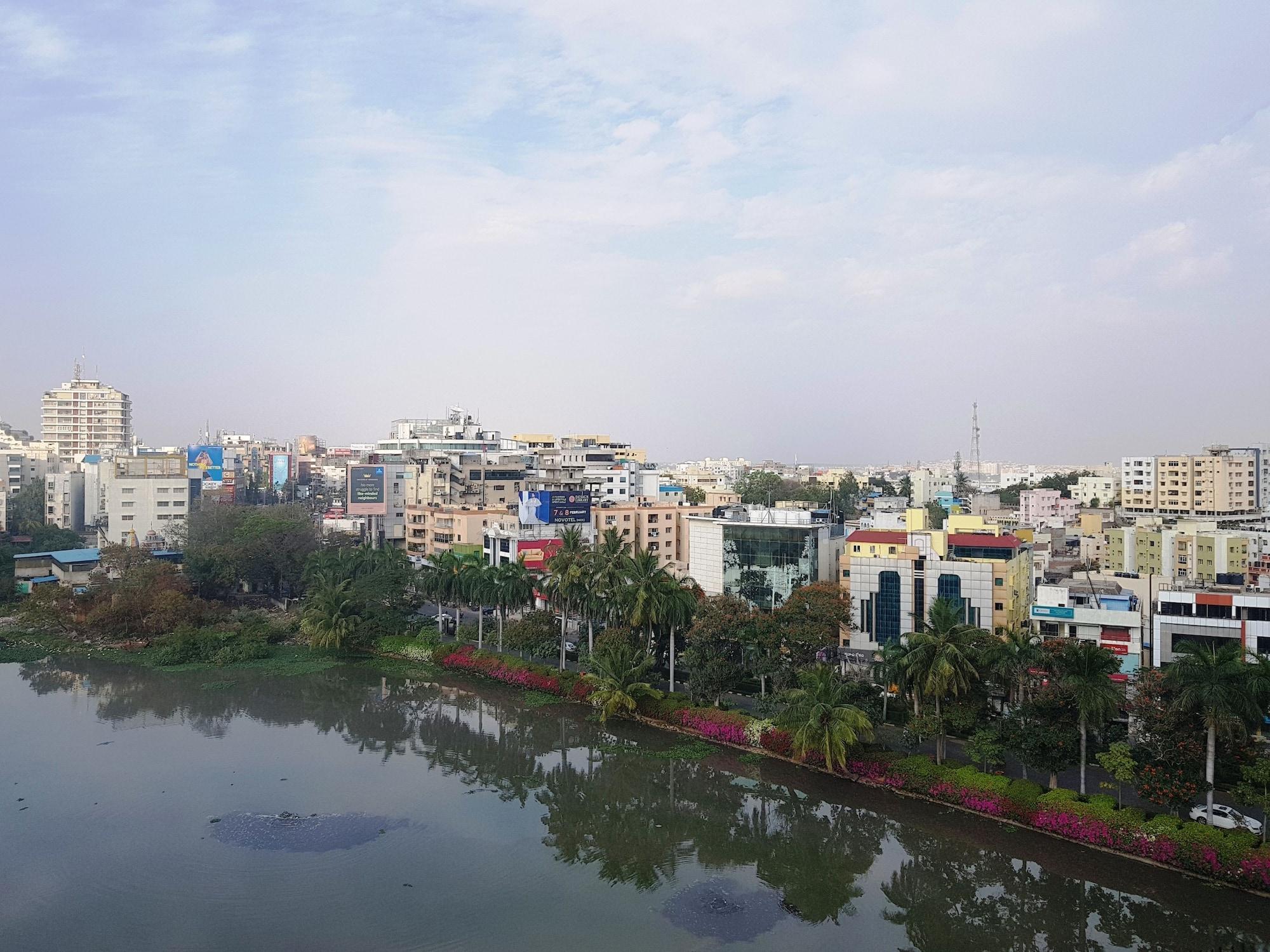 Taj Banjara Hotel Hyderabad Ngoại thất bức ảnh View of the city from the lake