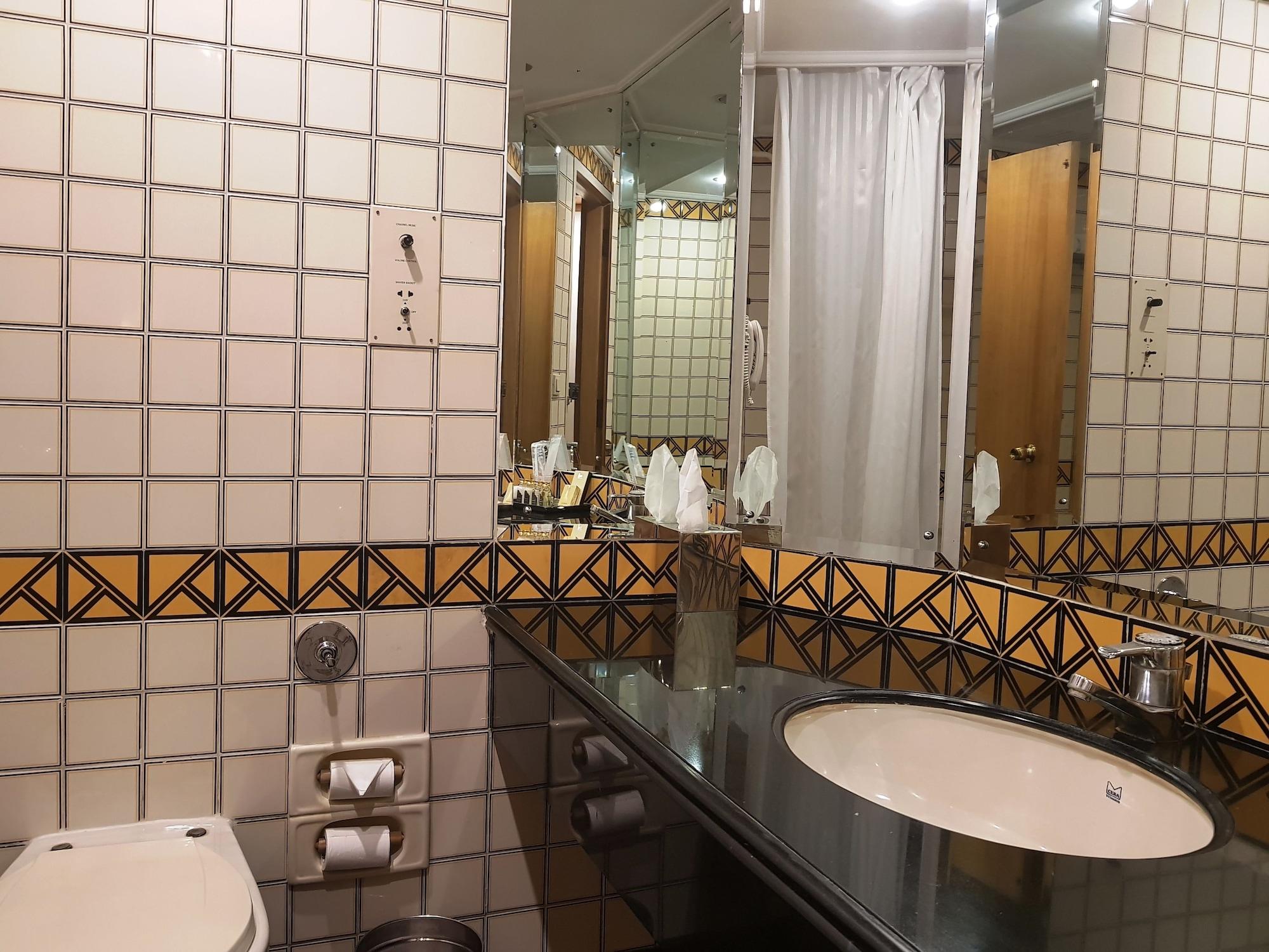 Taj Banjara Hotel Hyderabad Ngoại thất bức ảnh Bathroom in a hotel