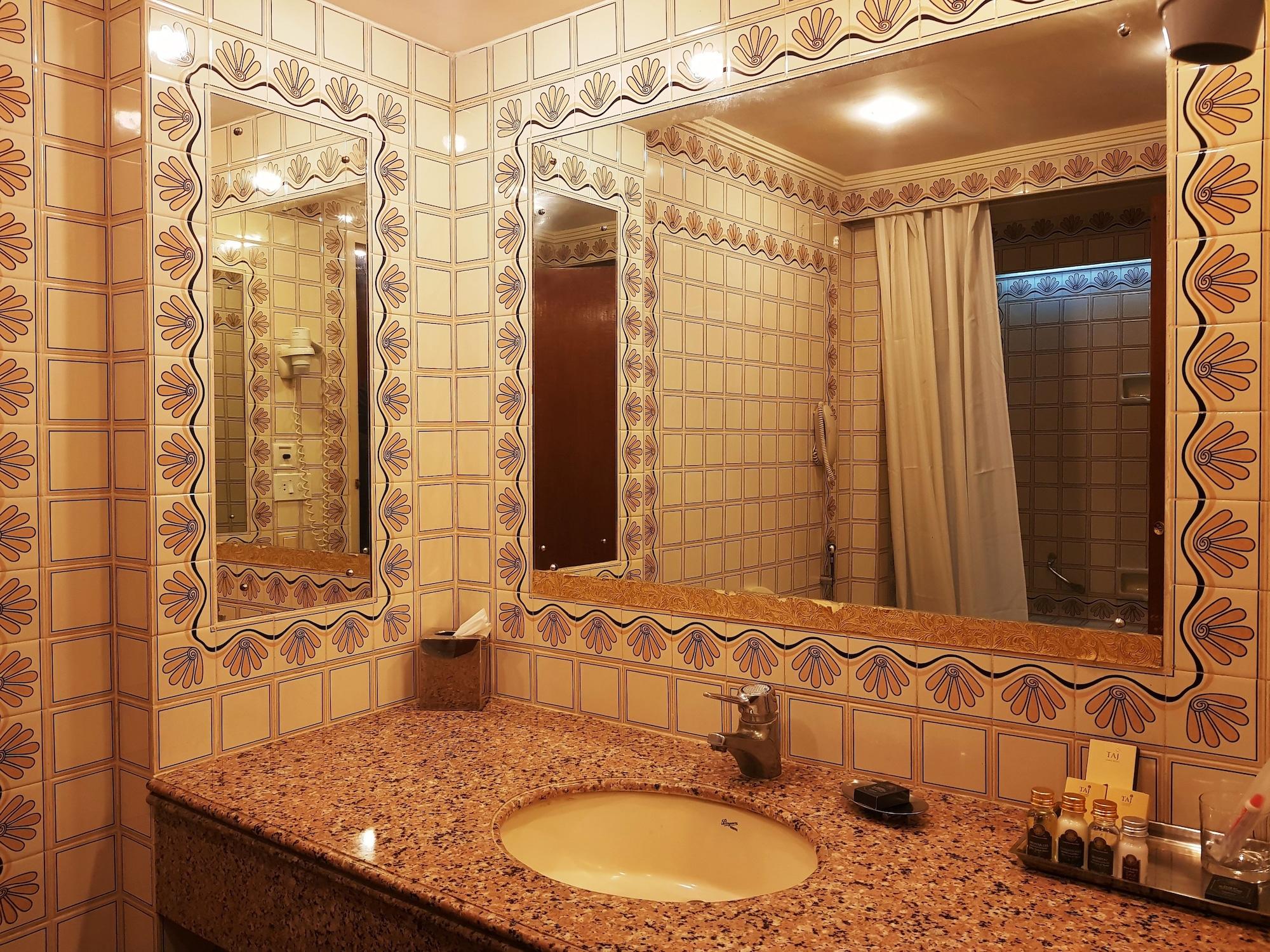 Taj Banjara Hotel Hyderabad Ngoại thất bức ảnh Bathroom mirrors