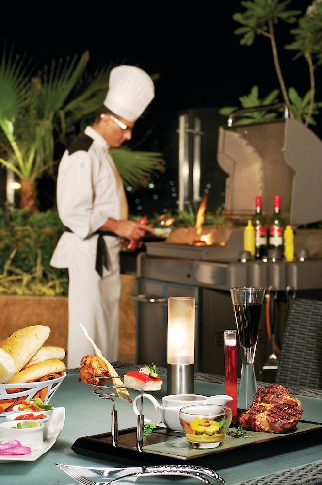 Taj Banjara Hotel Hyderabad Ngoại thất bức ảnh A chef at work