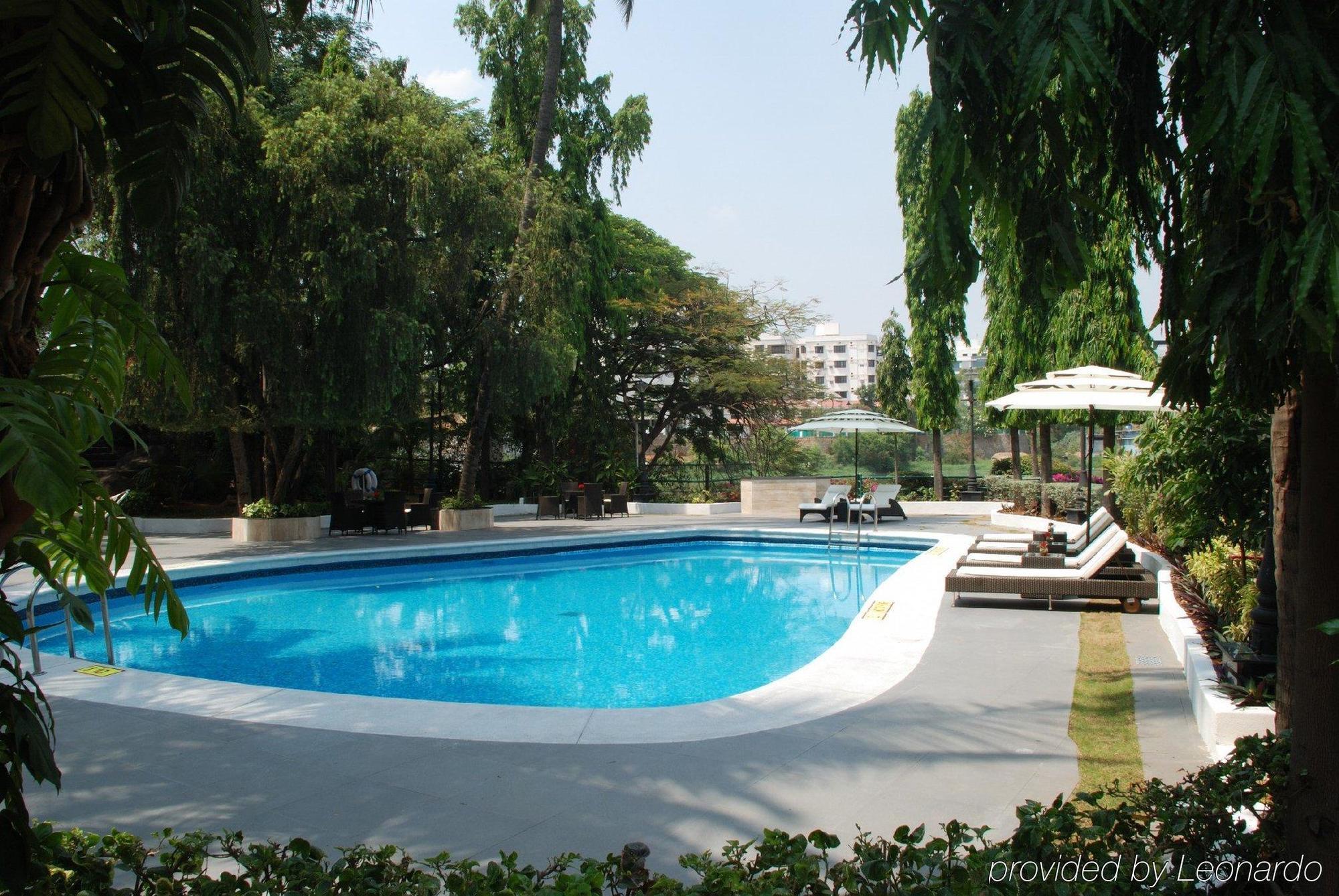 Taj Banjara Hotel Hyderabad Tiện nghi bức ảnh Swimming pool at the hotel