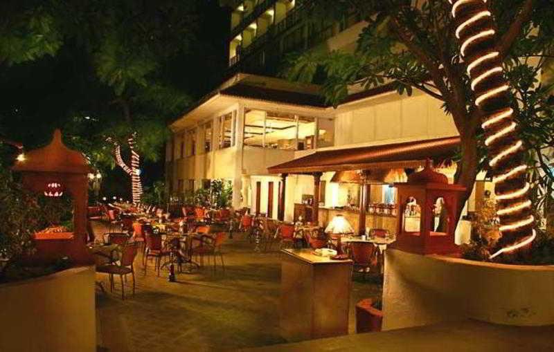 Taj Banjara Hotel Hyderabad Ngoại thất bức ảnh The outdoor patio at the restaurant
