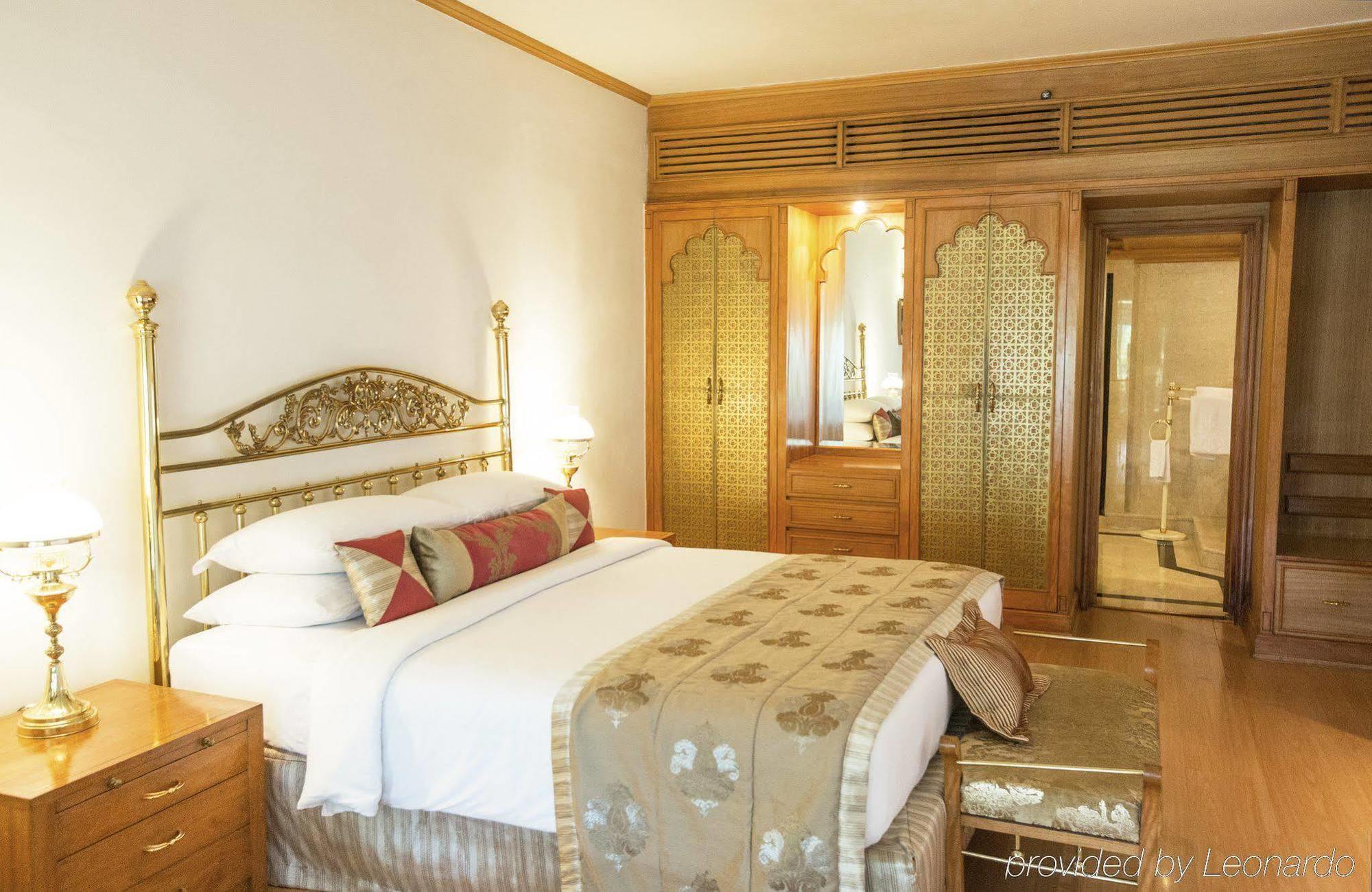 Taj Banjara Hotel Hyderabad Ngoại thất bức ảnh A bedroom at the Taj Mahal Palace