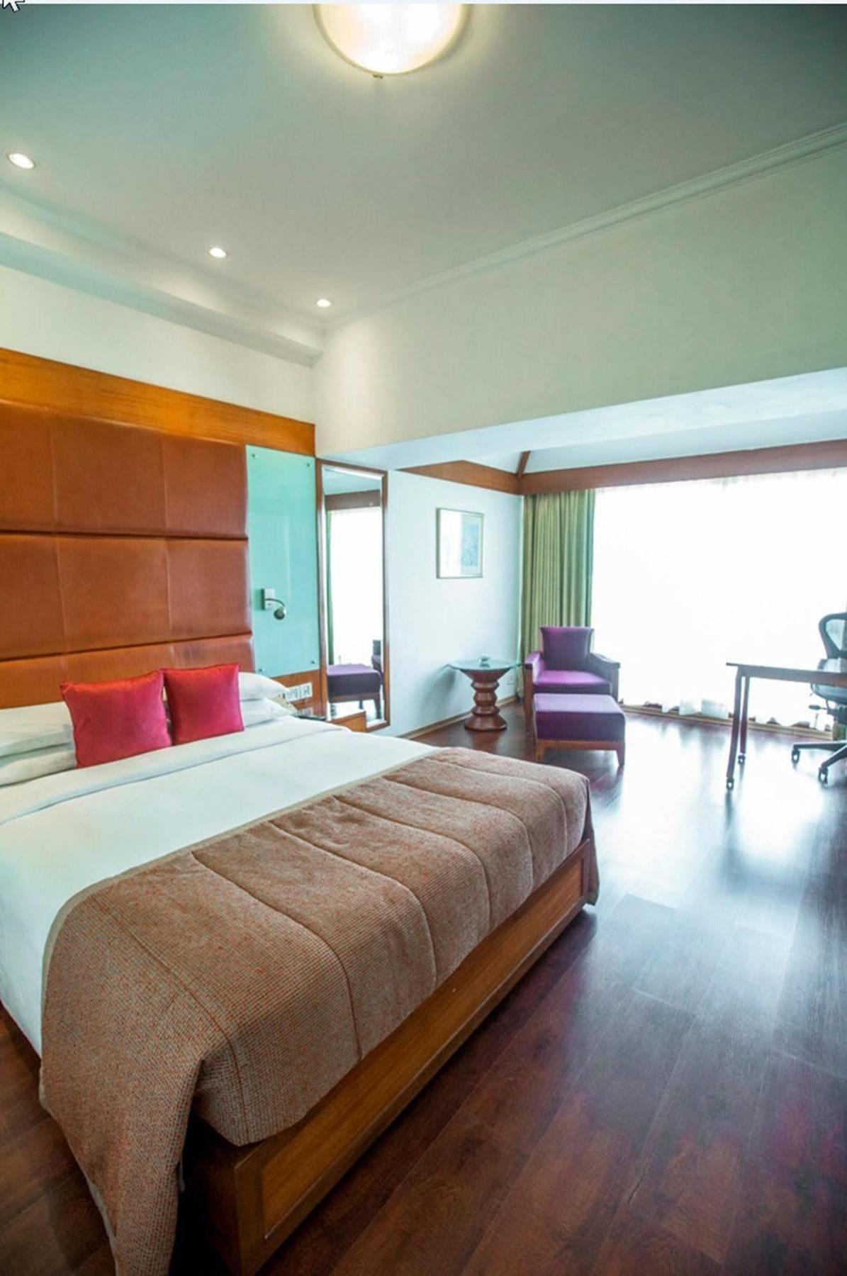 Taj Banjara Hotel Hyderabad Ngoại thất bức ảnh A room at the Park