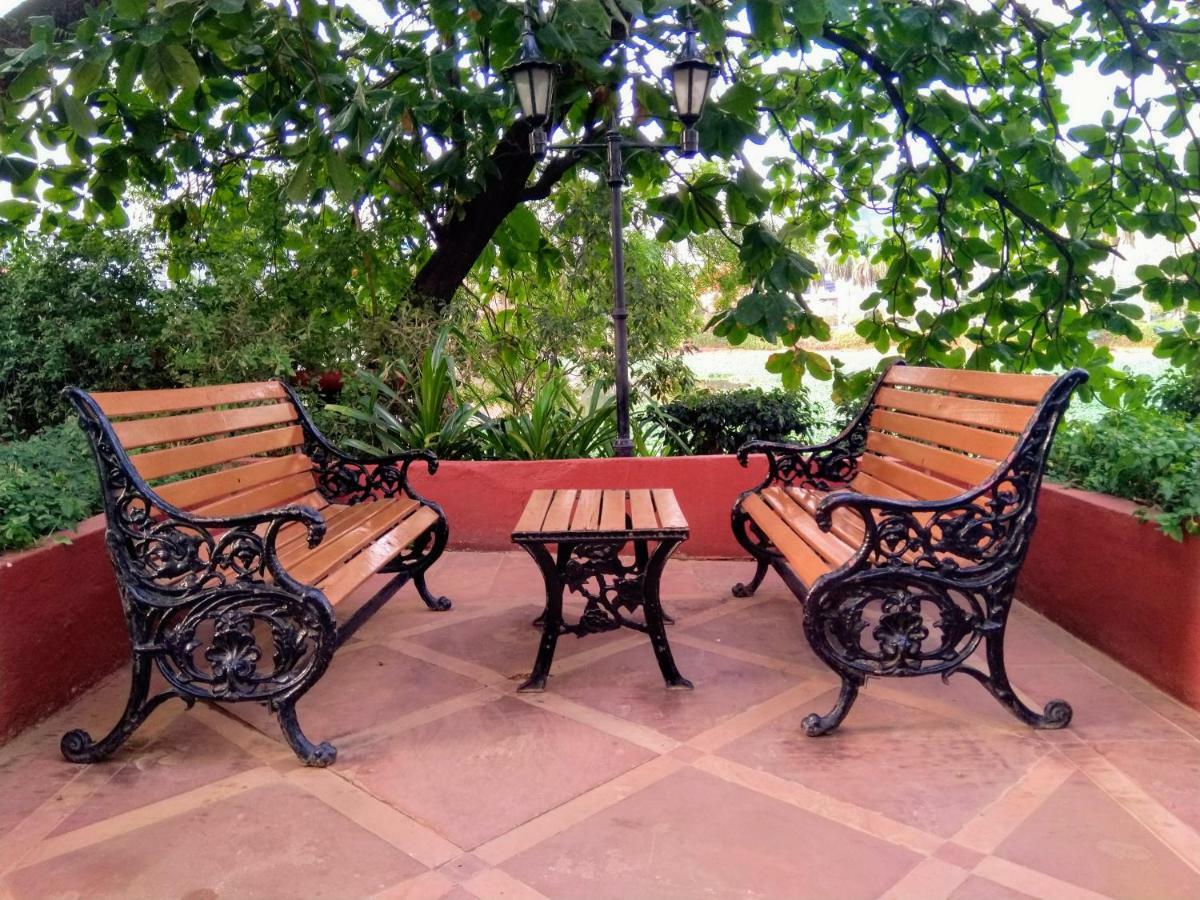Taj Banjara Hotel Hyderabad Ngoại thất bức ảnh A cast iron bench